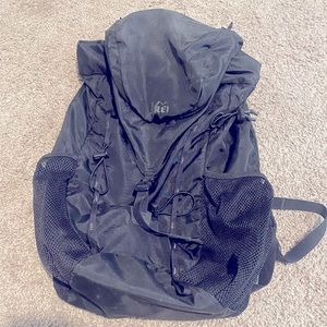 REI Flash Pack 22. Previous model with the single buckle.